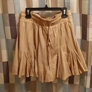 FINAL PRICE NWT Loli & the Bean beautiful tan/khaki pleated flared skorts Med
